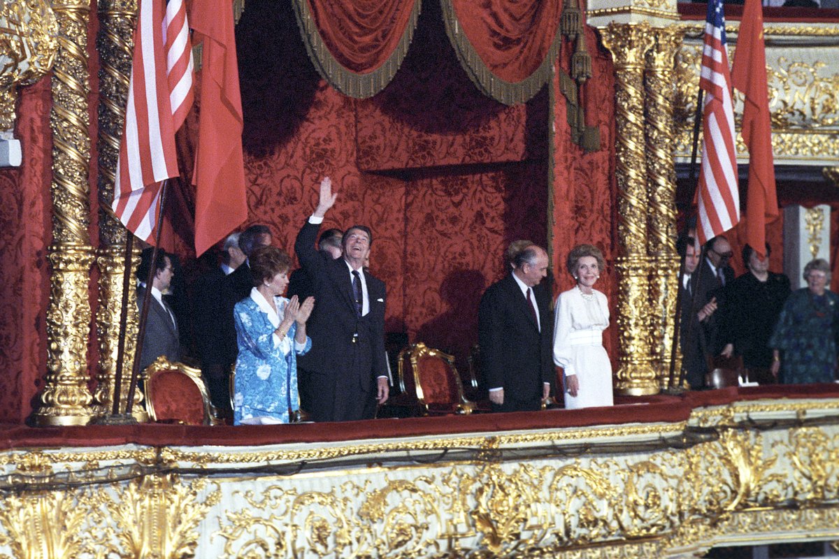 Президент США Рональд Рейган и генеральный секретарь ЦК КПСС Михаил Горбачев с супругами в Большом театре, Москва, СССР, 1 июня 1988 года