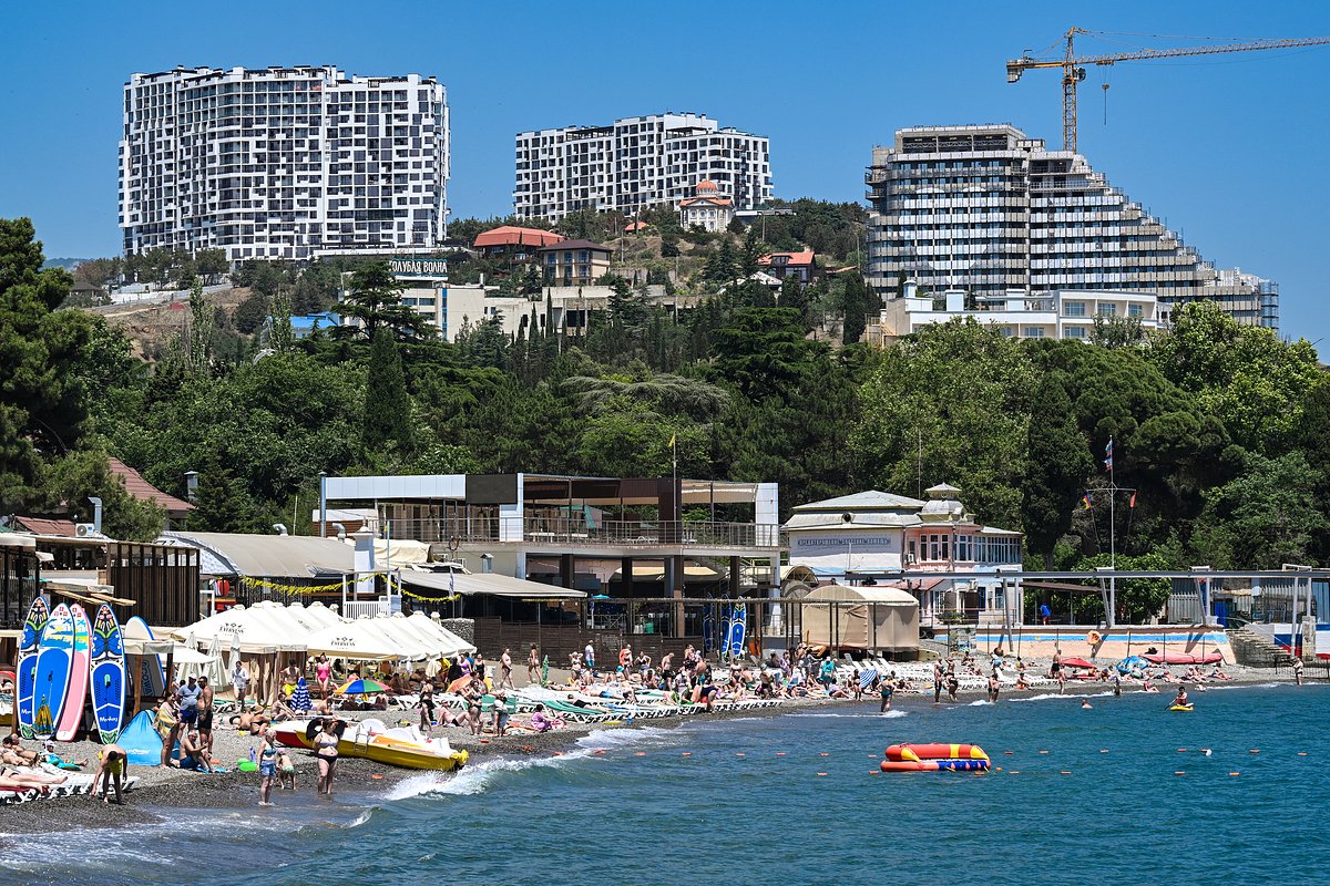 Вид на пляж в Алуште