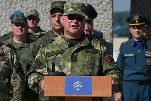 Павел Муравейко (в центре)