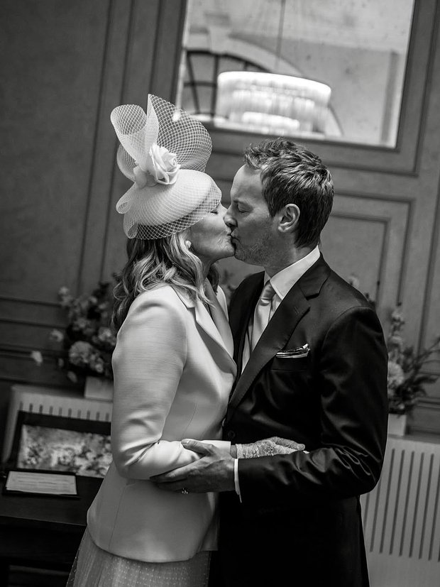 Ким Кэтролл и Рассел Томас на свадебной церемонии, 4 декабря 2025 года