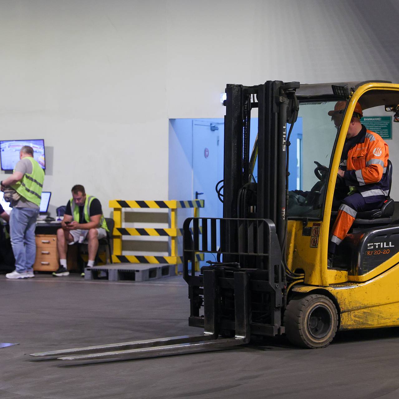 Таможенники указали на заметное снижение внешней торговли России