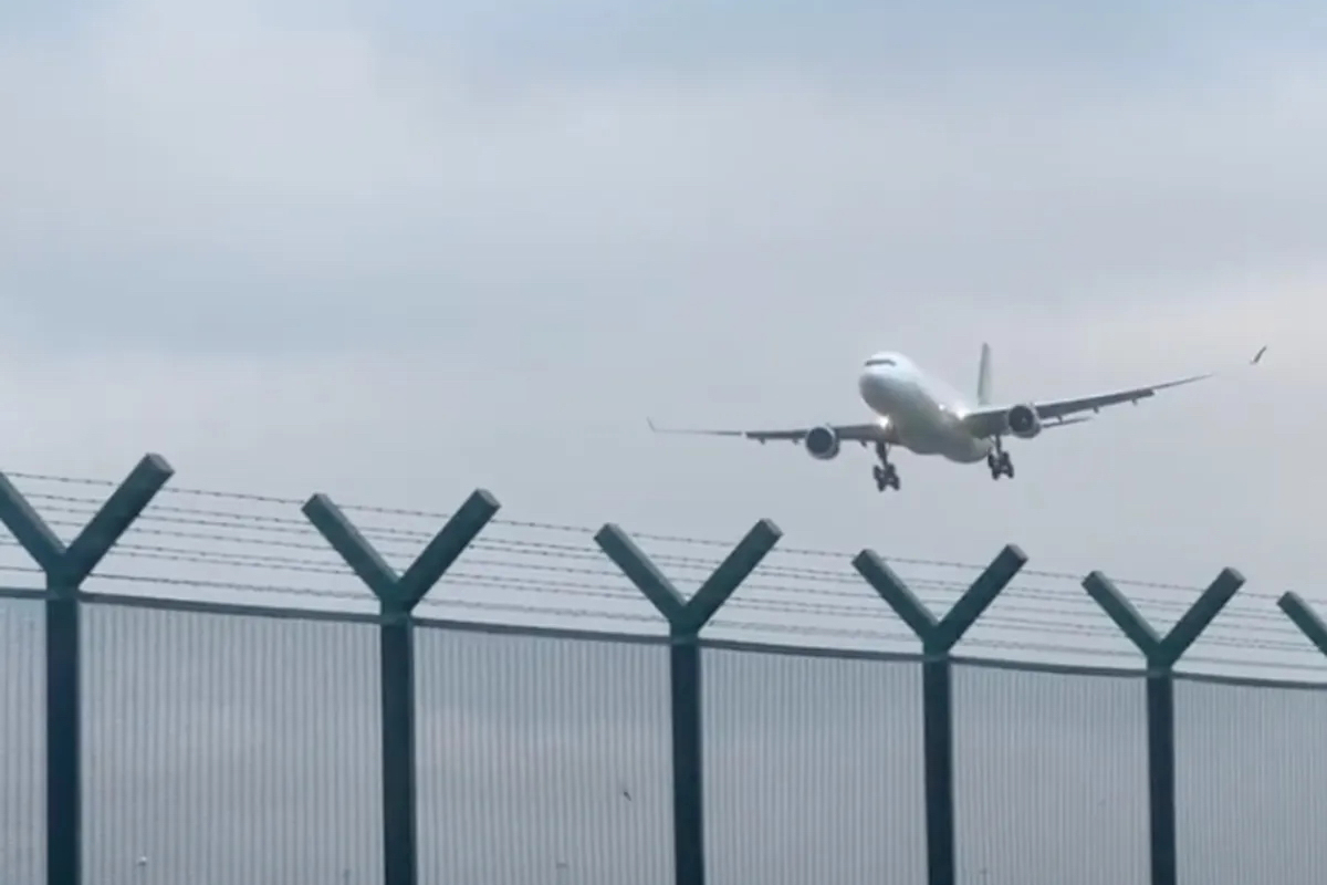Два  самолета прервали посадку за секунды до приземления и попали на видео