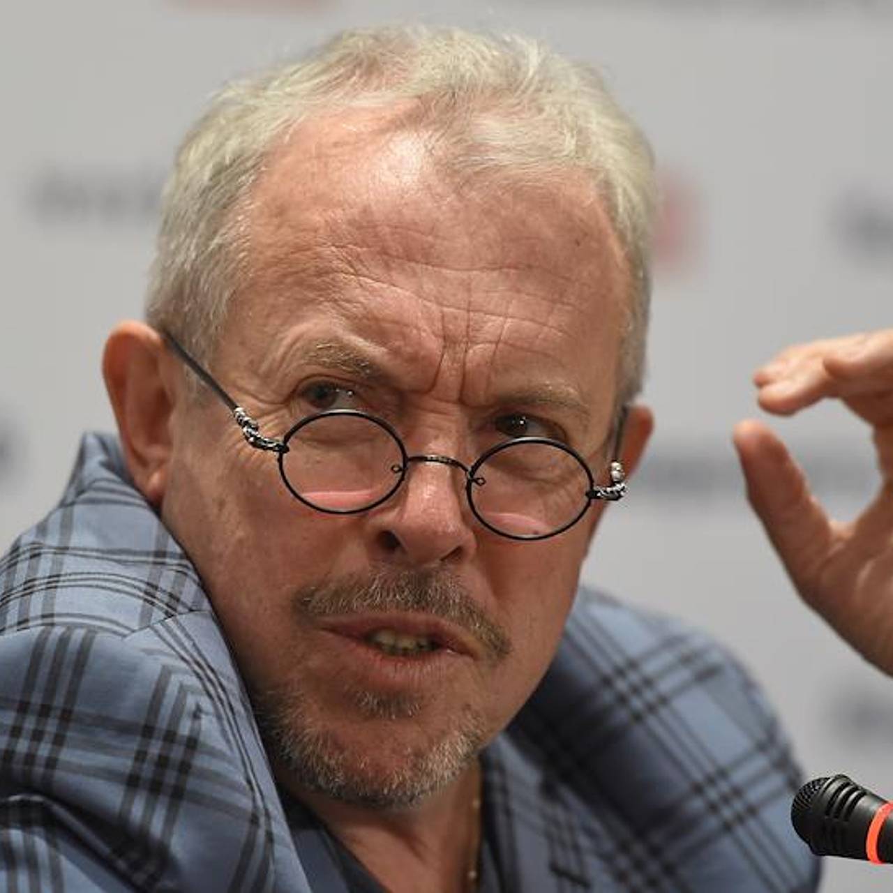 Продает вино из Палестины и зарабатывает миллионы. Как живет в эмиграции Андрей Макаревич?