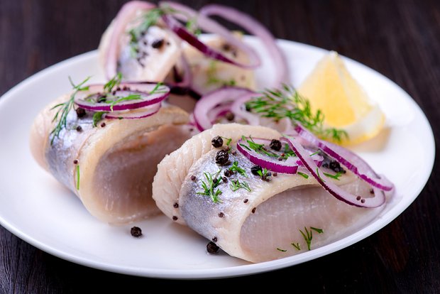 Диетолог Кривченков рассказал, как выбрать селедку для Нового года