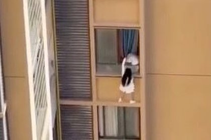 Мужчина выставил любовницу за окно десятого этажа в попытке скрыть интрижку от жены