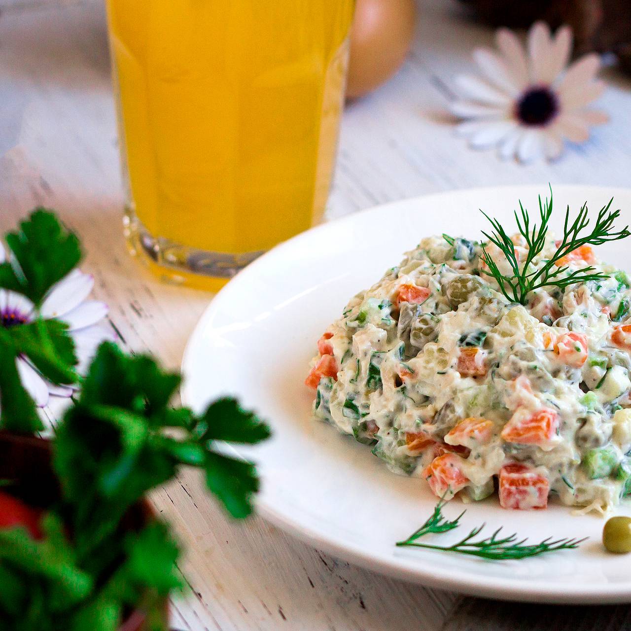 Любителей доедать новогодние салаты утром предупредили о &laquo;бактериальном обсеменении&raquo;