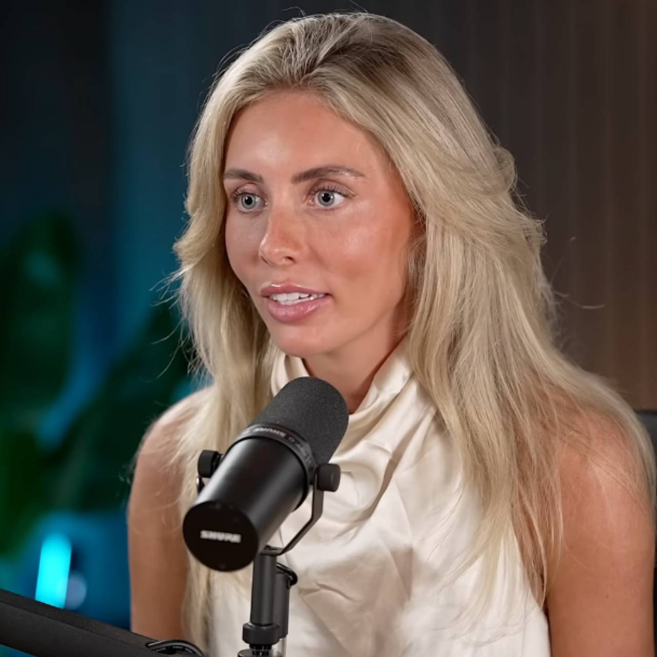 Скандальная порноактриса Бонни Блю явилась в суд с леденцом во рту и выслушала приговор