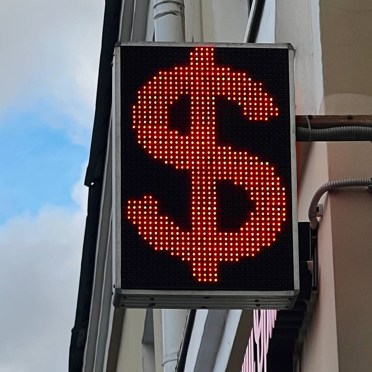 Курс доллара вырос почти на полтора рубля