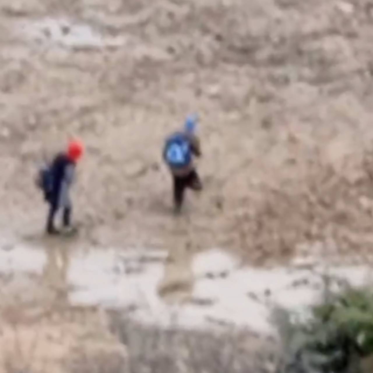 Власти необычным образом оправдались за непроходимую жижу грязи в российском городе