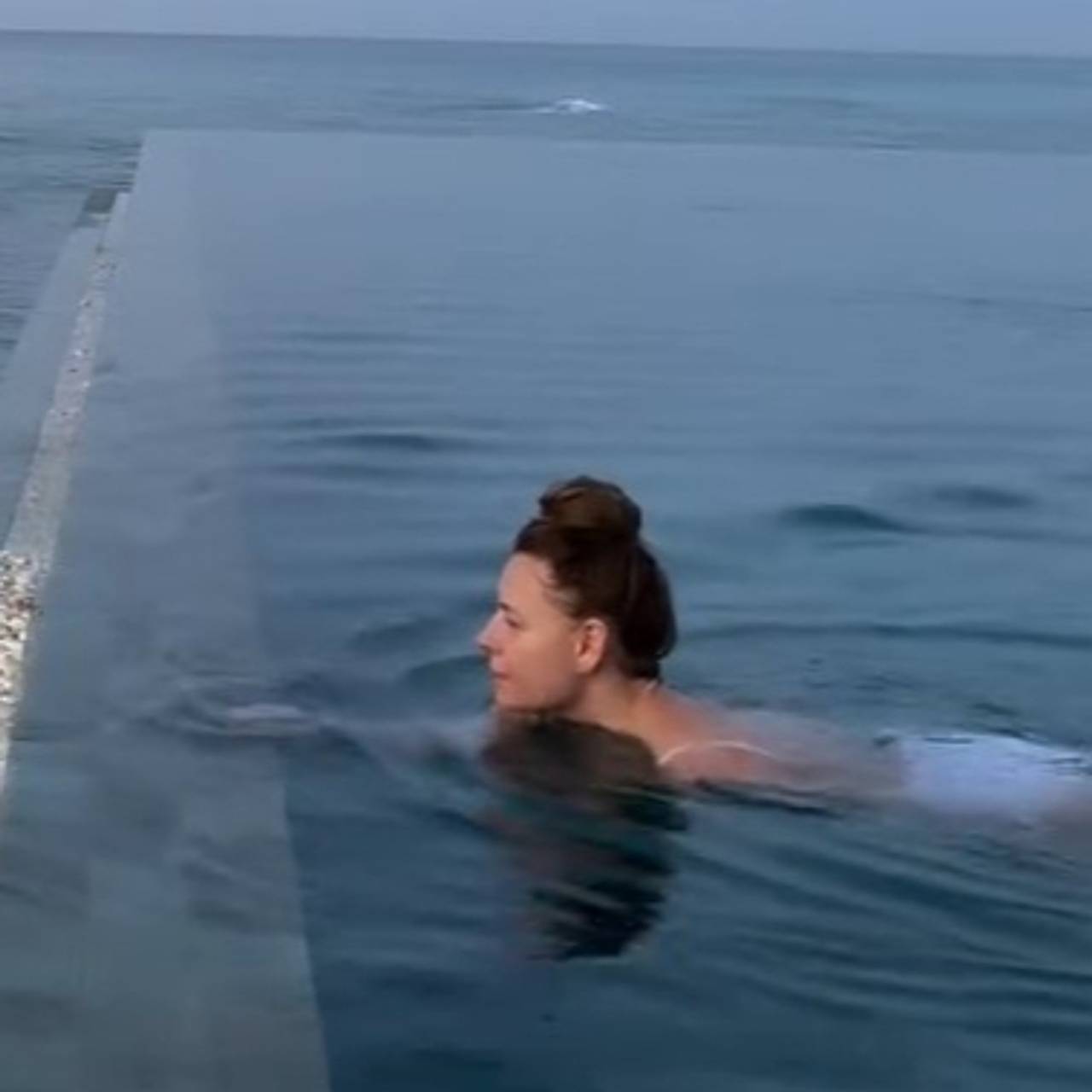 Любовь Толкалина снялась в купальнике в бассейне