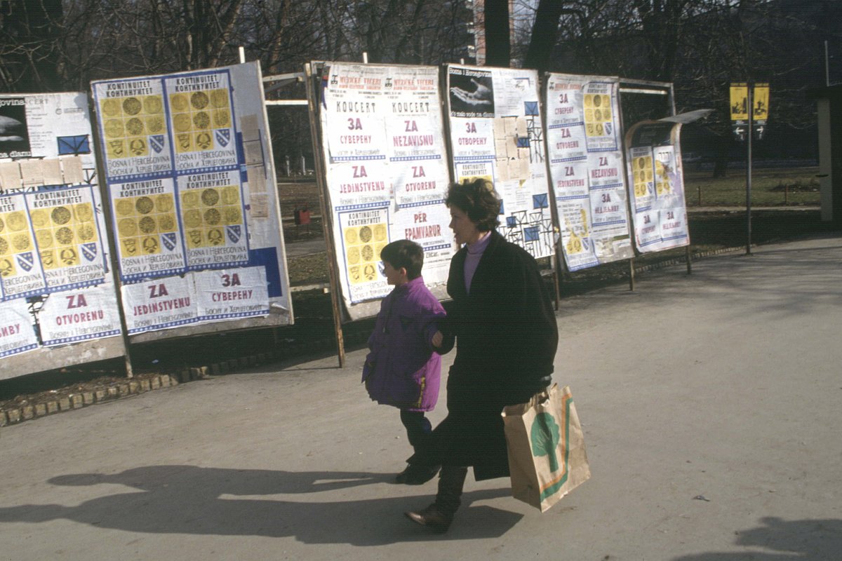 Информационные щиты с предвыборными плакатами во время референдума о независимости в Сараево, 2 марта 1992 года