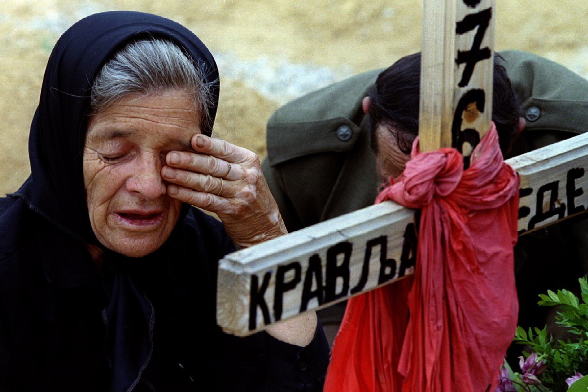 Сербская женщина оплакивает своего внука, погибшего во время боев, 28 мая 1993 года