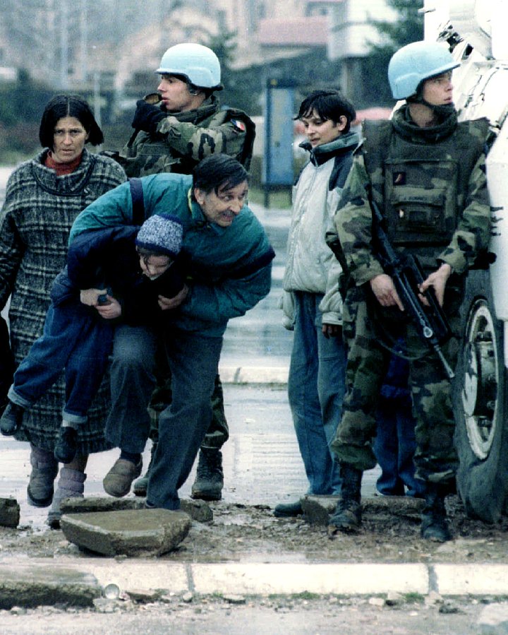 Мужчина с сыном возле французского бронетранспортера сил ООН в центре Сараево, 5 марта 1995 года