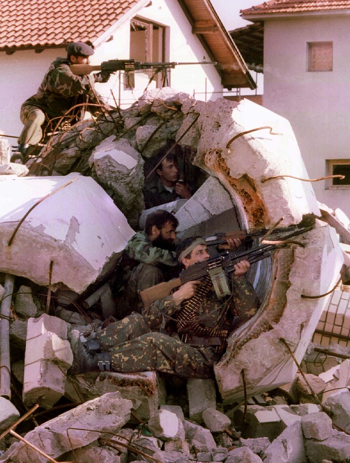 Боснийские сербские солдаты вблизи северного города Брчко, 16 апреля 1994 года