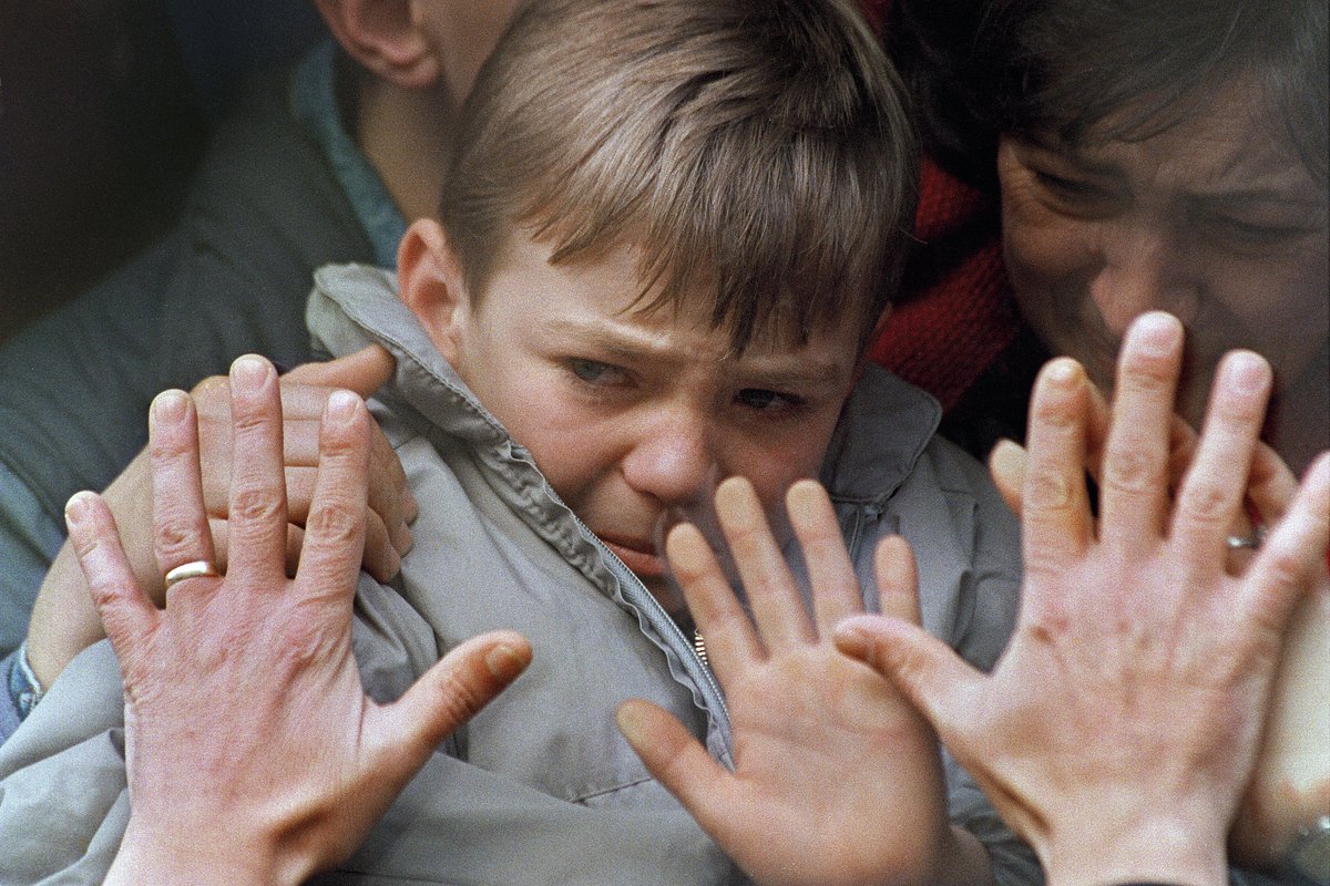 Отец прощается с сыном и женой, которых эвакуируют в безопасное место из осажденного Сараево, 10 ноября 1992 года