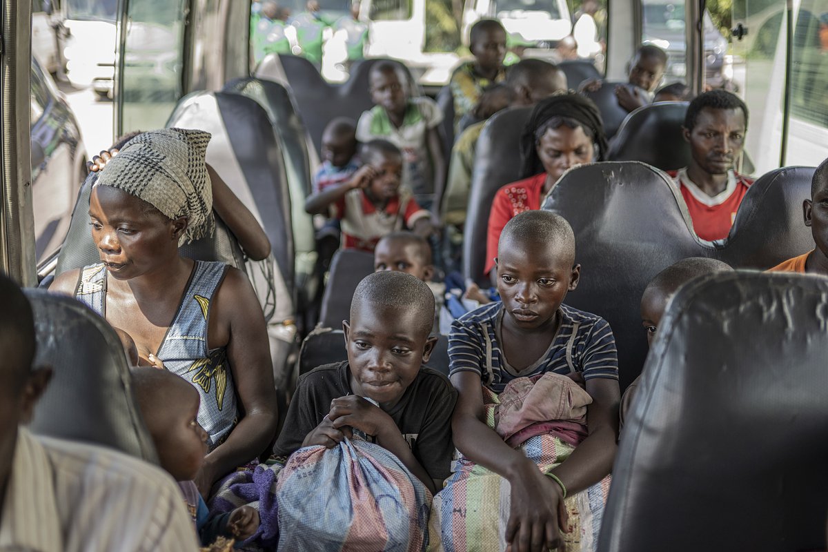 Возвращение живших с 1994 года руандийских беженцев из ДР Конго на автобусе, Гома, 17 мая 2025 года