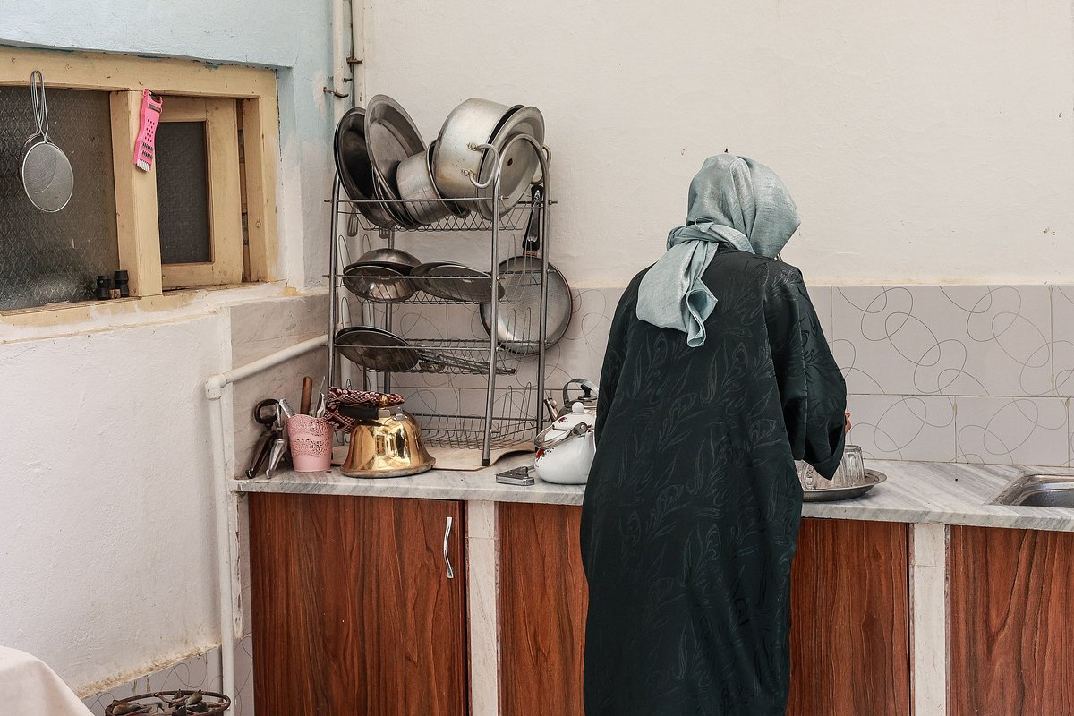 Женщина готовит обед у себя дома, Бамиан, Афганистан, 21 сентября 2025 года