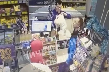 Россиянин избил дочь в магазине и попал на видео