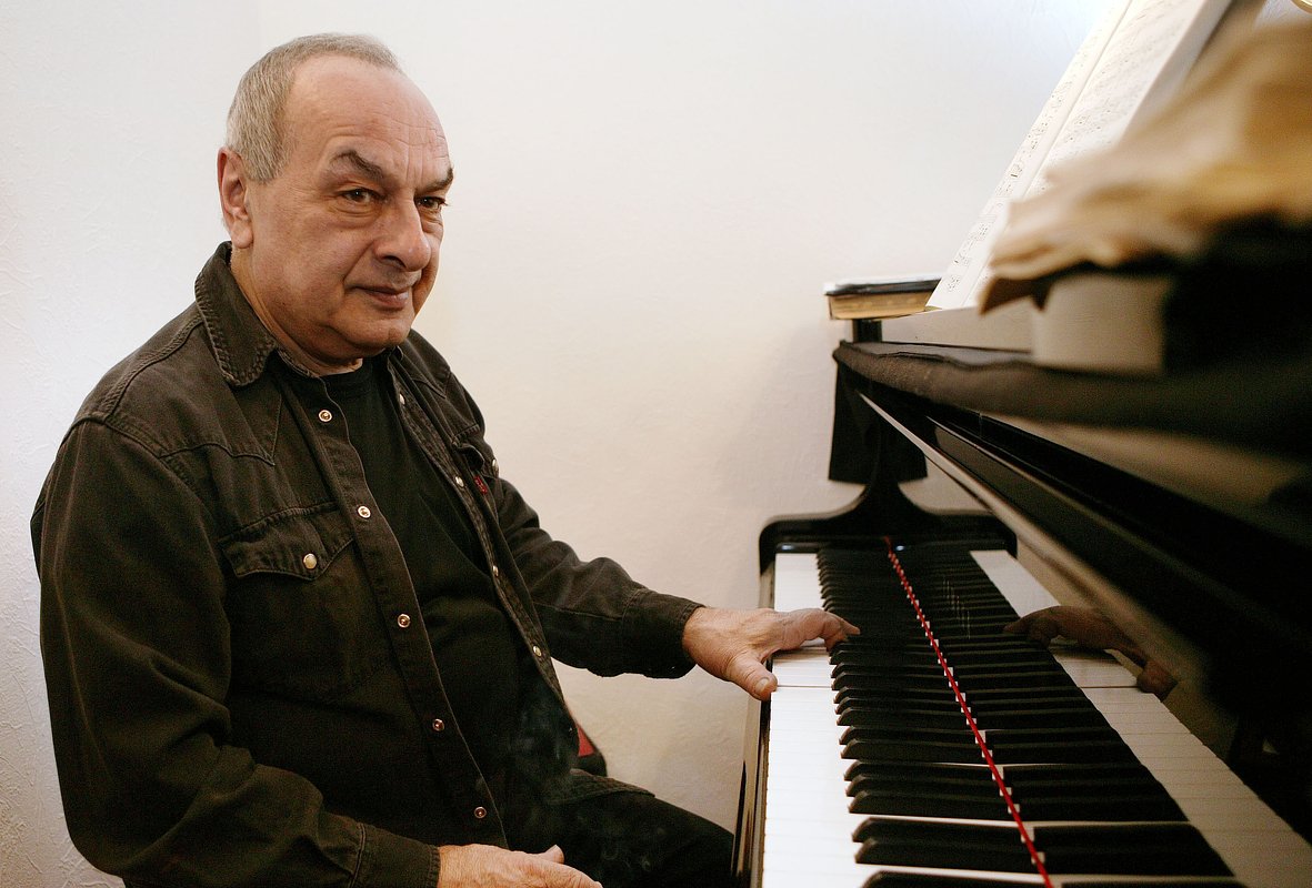 Левон Оганезов в своей квартире в Москве