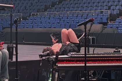 Билли Айлиш поделилась откровенным фото с репетиции