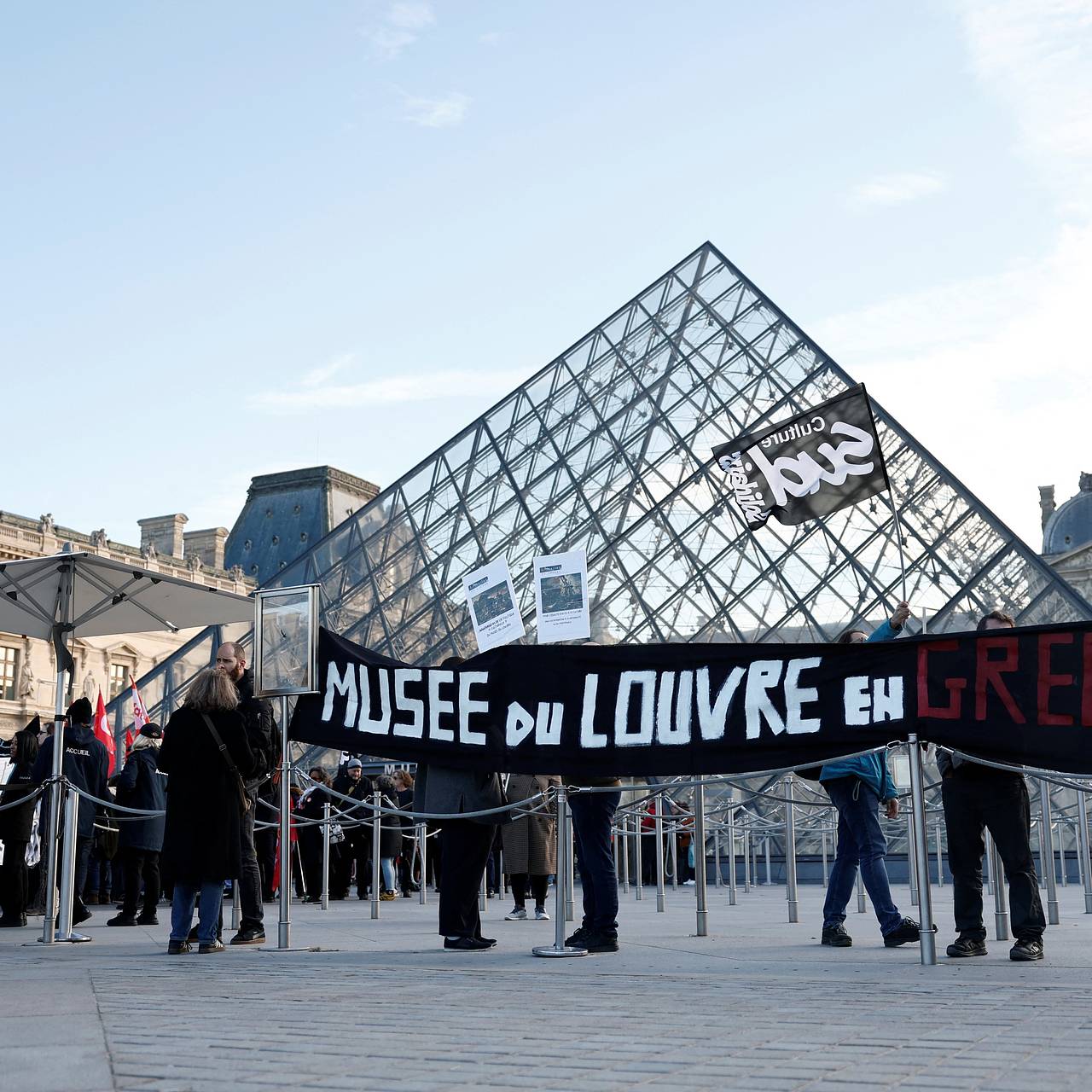 В Париже решили закрыть Лувр