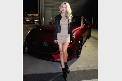 &laquo;Самая сексуальная автогонщица в мире&raquo; показала фигуру в обтягивающем платье