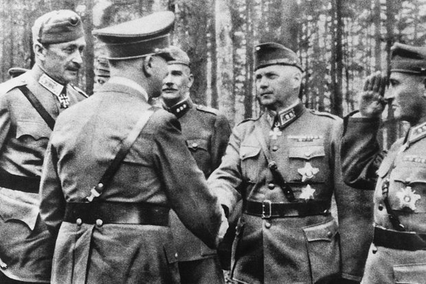 Адольф Гитлер приветствует финских офицеров, 1942 г
