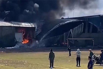 В Мексике частный самолет врезался в ангары и взорвался