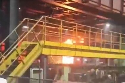 В России на производящем нефтяные трубы заводе начался пожар и попал на видео