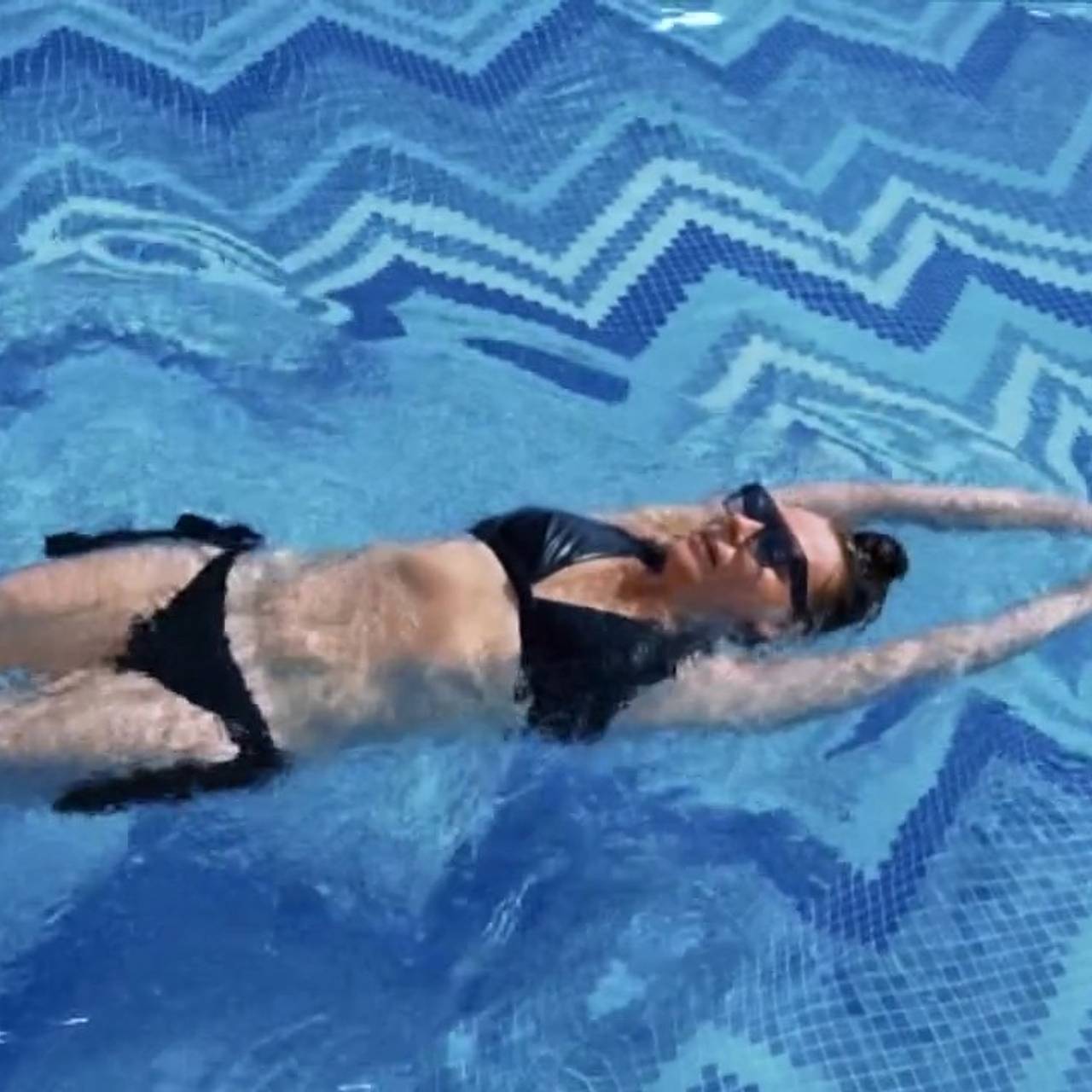 Любовь Толкалина в купальнике снялась в бассейне