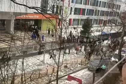 Учеников начали эвакуировать из атакованной подростком школы в Подмосковье