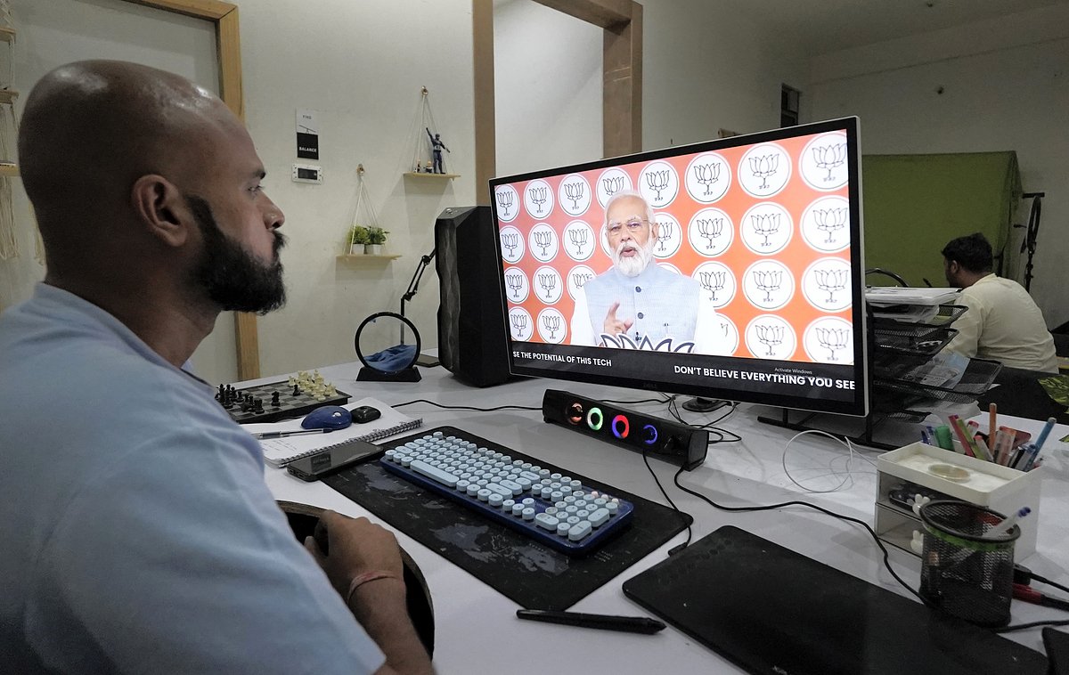 Владелец компании Polymath Synthetic Media Solutions Дивьендра Сингх Джадун демонстрирует потенциальным клиентам дипфейк с участием премьер-министра Индии Нарендры Моди, Аджмер, Индия, 15 мая 2024 года