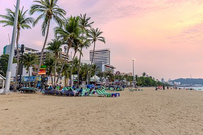 Россиянин пошел купаться на пляж в Таиланде и едва не утонул на глазах у жены