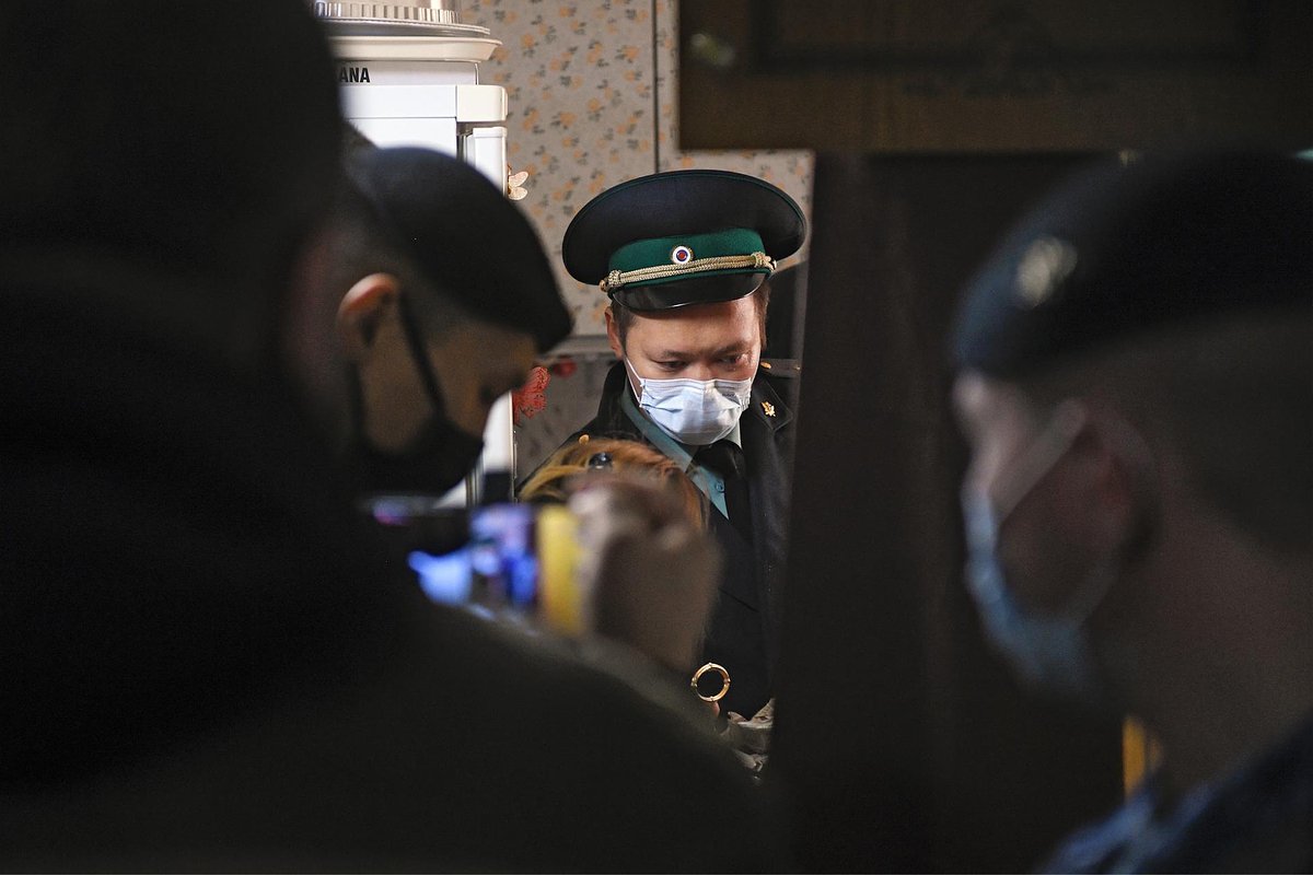 Судебный пристав (в центре) во время выселения жителей