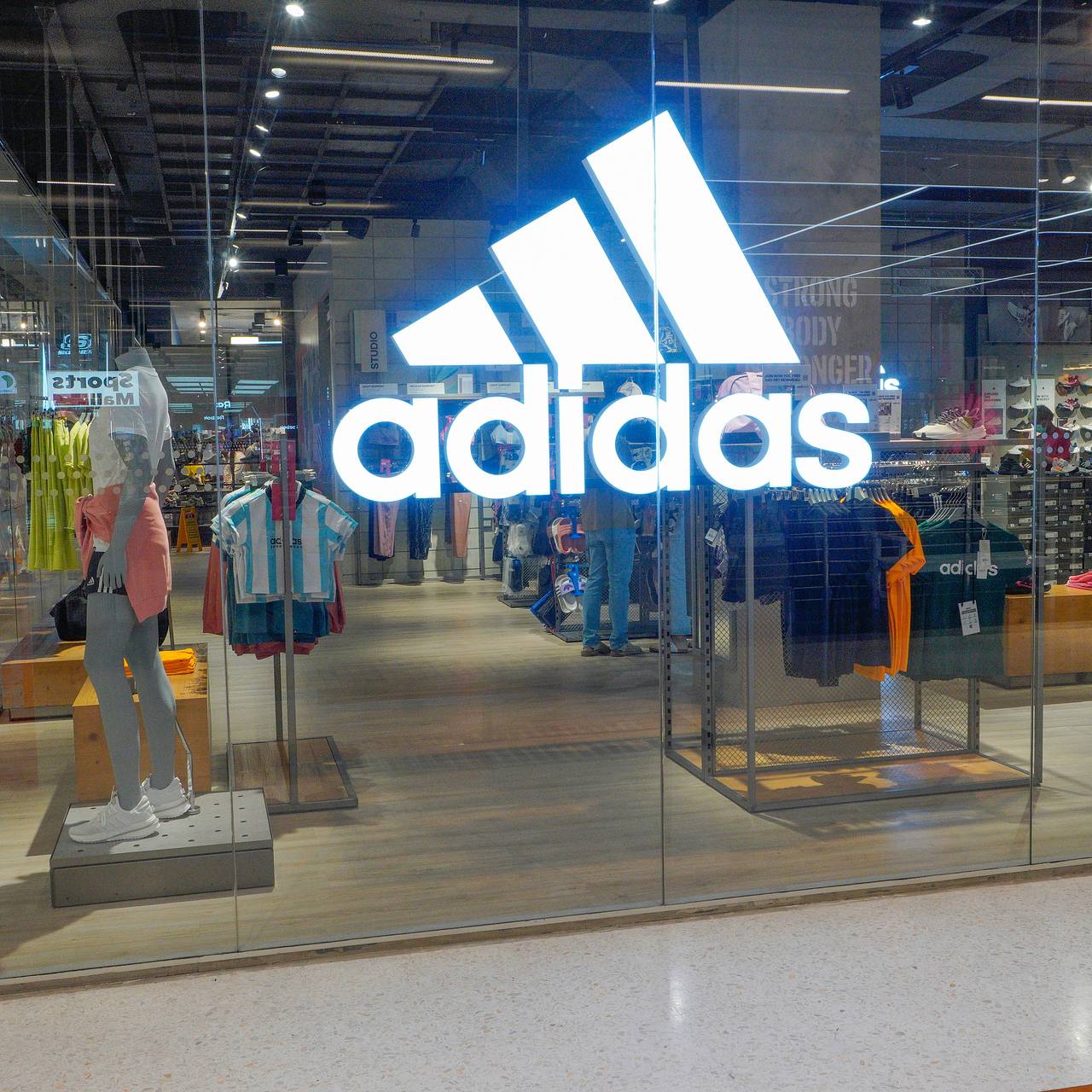 Ушедший с рынка бренд Adidas продлил товарный знак в России