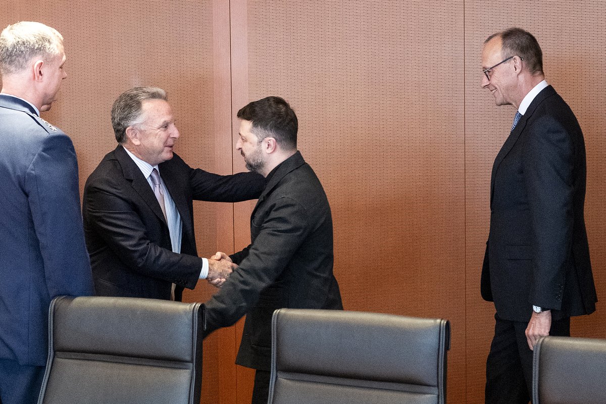 Фридрих Мерц (справа) и Стив Уиткофф (второй слева) приветствуют Владимира Зеленского перед началом переговоров 14 декабря 2025 года.