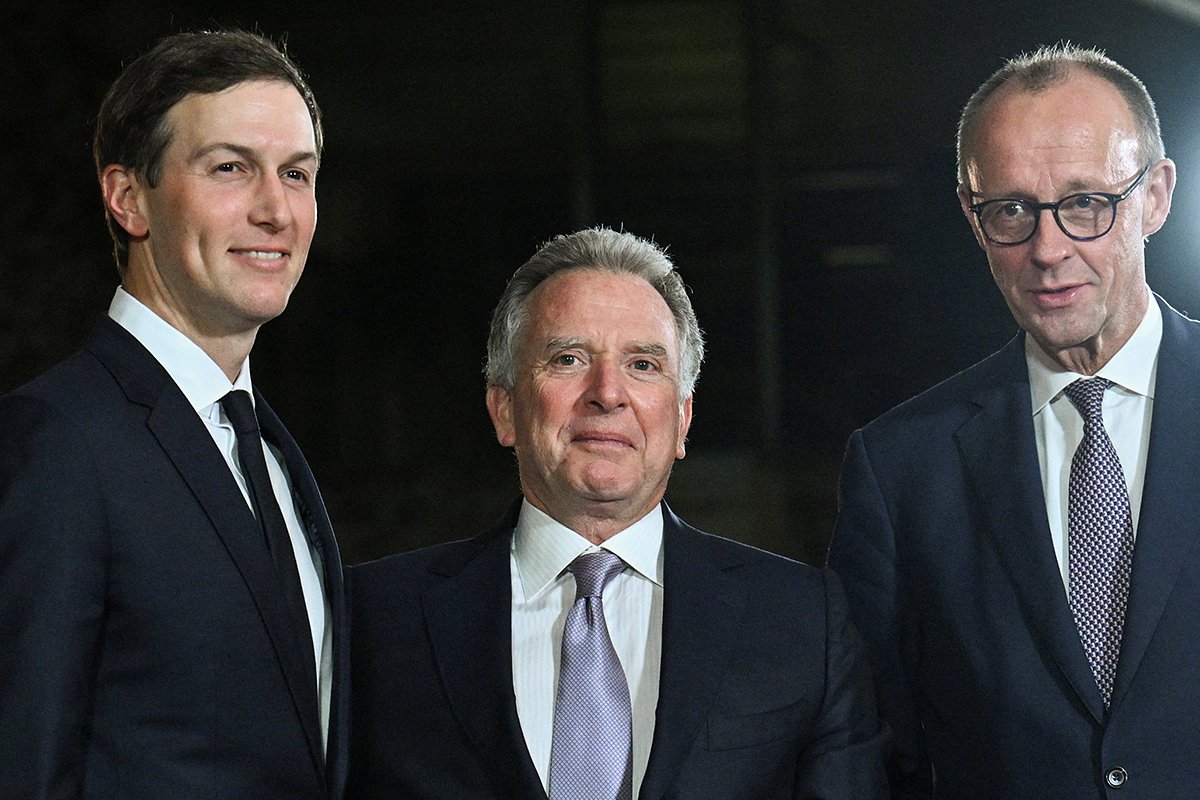 Фридрих Мерц, специальный посланник США Стив Виткофф и Джаред Кушнер (справа налево)