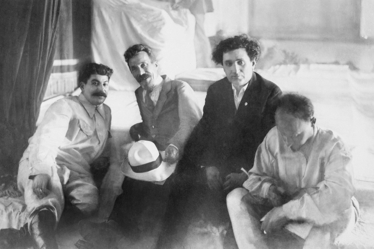 Генеральный секретарь Центрального комитета Всесоюзной коммунистической партии (большевиков) Иосиф Сталин, председатель Совета народных комиссаров СССР Алексей Рыков, бывший председатель исполнительного комитета Коммунистического интернационала Григорий Зиновьев и член Политбюро ЦК ВКП(б) Николай Бухарин (слева направо) во время встречи. Точная дата и место съемки не установлены. Репродукция ТАСС