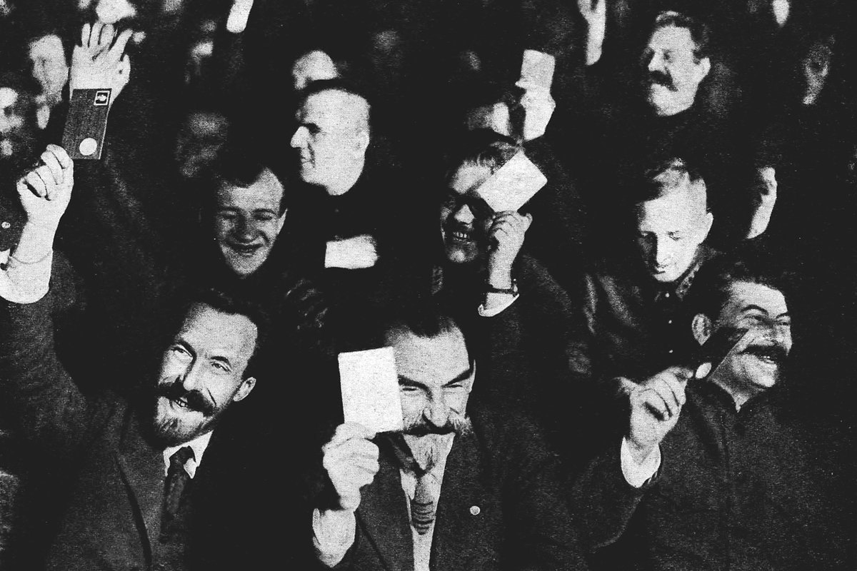 XV съезд Всероссийской коммунистической партии (большевиков). На переднем плане Рыков, Скрыпник и Сталин