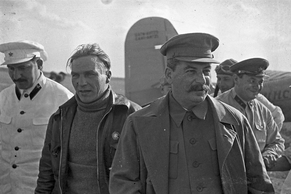 Иосиф Сталин и Лазарь Каганович (на фото слева) во время встречи советского летчика-испытателя Валерия Чкалова