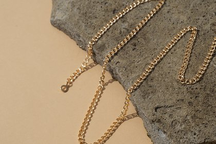 Вор украл золотую цепочку у туриста в Европе, попытался ее проглотить и подавился