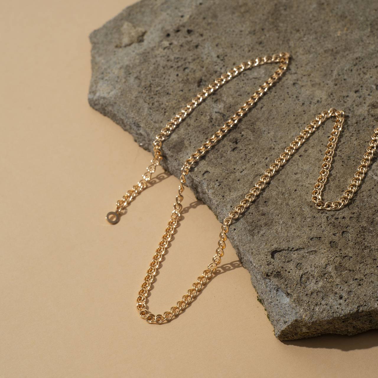 Вор украл золотую цепочку у туриста в Европе, попытался ее проглотить и подавился