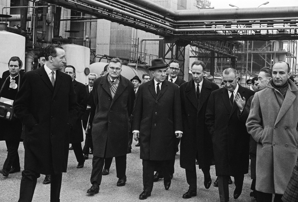 Рабочая лошадка Кремля. Каким был заместитель Сталина, который любил джаз, встречался с Байденом и завез в СССР пепси-колу?