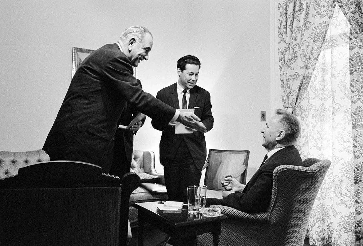 Рабочая лошадка Кремля. Каким был заместитель Сталина, который любил джаз, встречался с Байденом и завез в СССР пепси-колу?