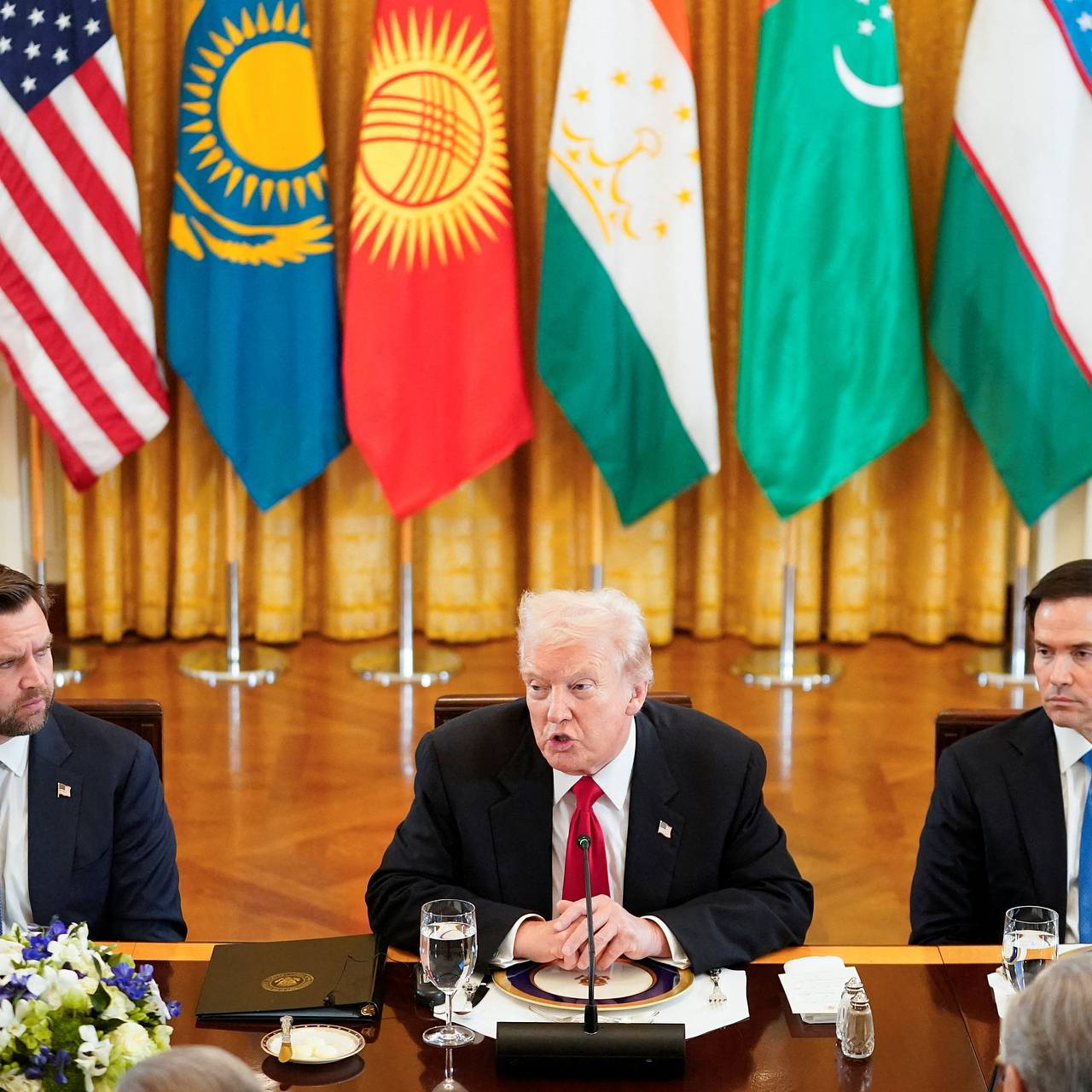 Вэнс рассказал о купившем ему ботинки Трампе