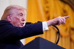 Трамп потребовал от Венесуэлы отдать нефть и землю. У ее берегов уже скапливается крупнейшая армада США