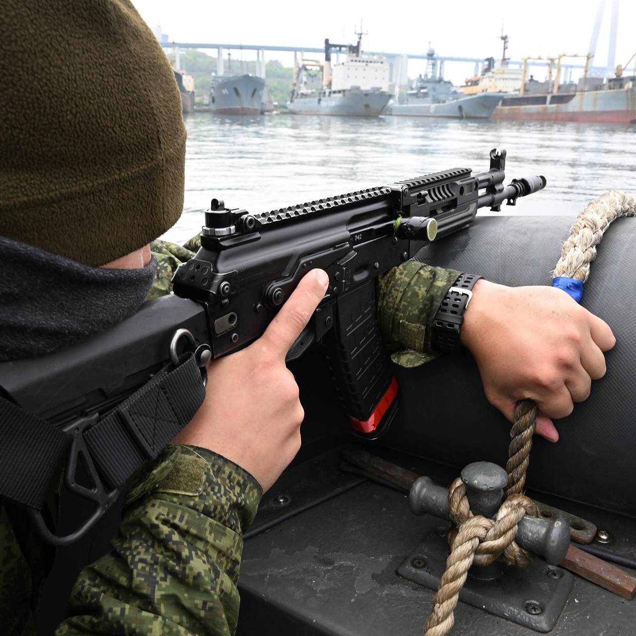 На идущих из России танкерах заметили вооруженную охрану. От кого пытаются защититься моряки в Балтийском море?