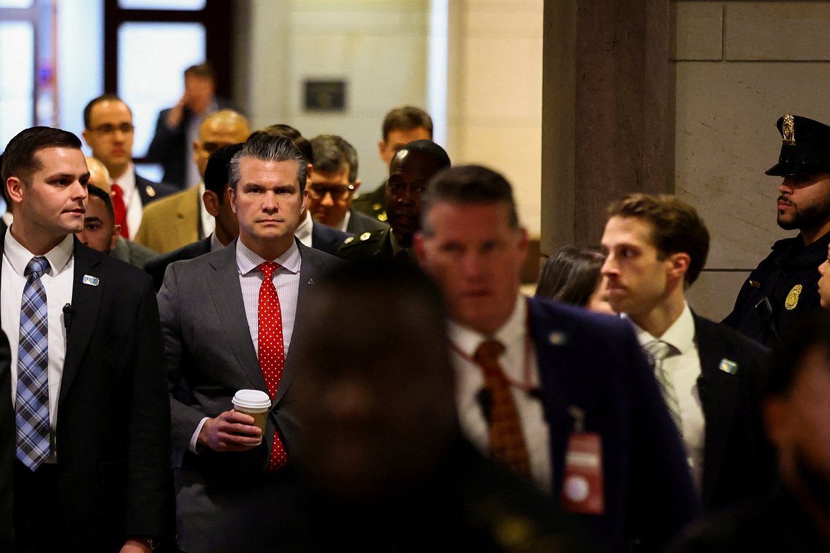 Министр обороны США Пит Хегсет прибывает на Капитолийский холм в Вашингтоне на брифинг для членов Палаты представителей по ситуации в Венесуэле, 16 декабря 2025 года