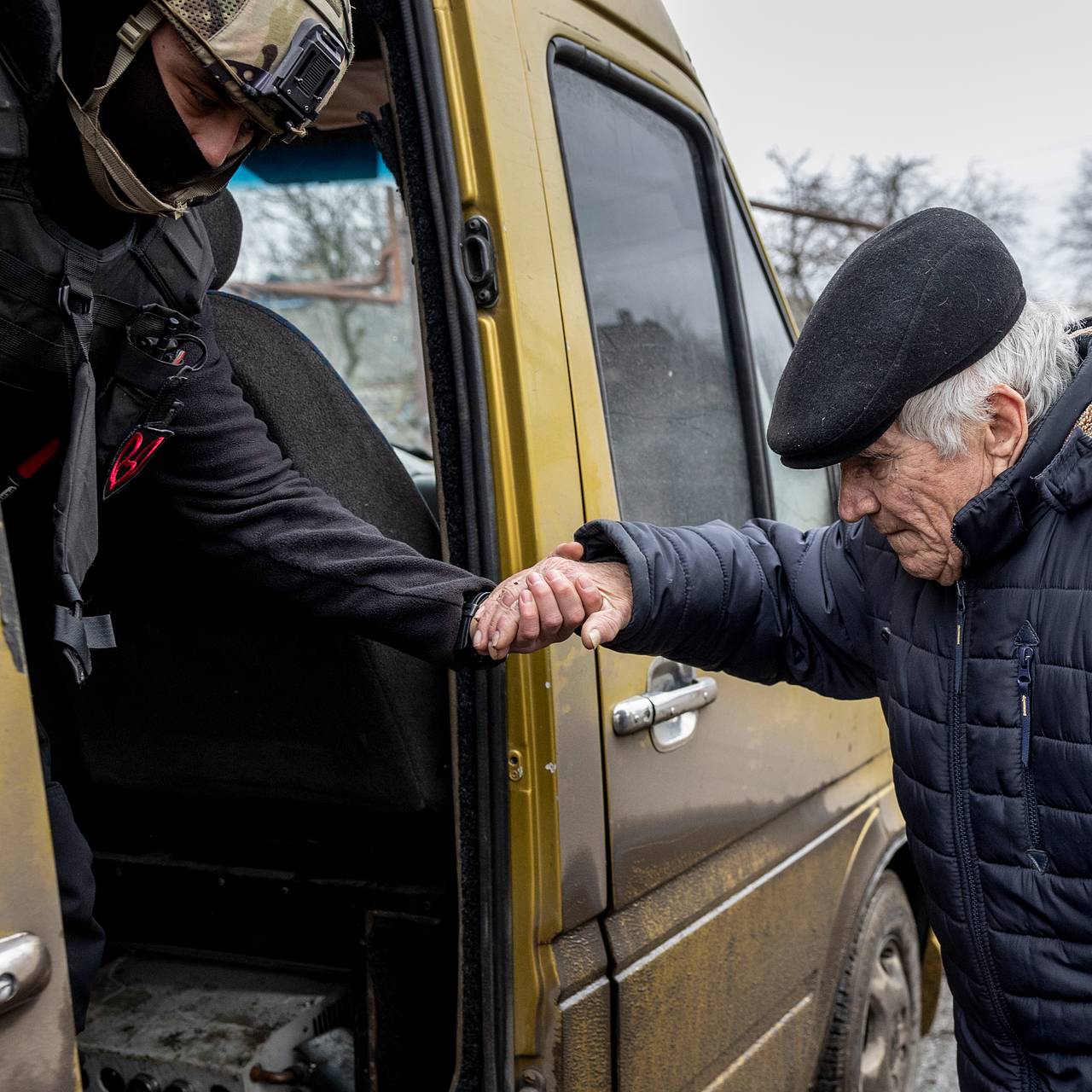 В подконтрольной Киеву части ДНР начали принудительную эвакуацию населения. Что об этом известно?