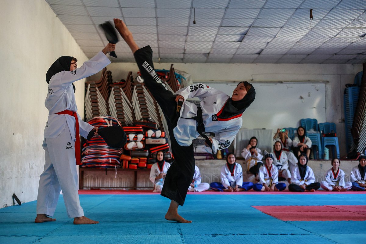 Девушки занимаются тхэквондо в подпольном спортивном зале, несмотря на запрет талибов. Герат, Афганистан, 17 сентября 2025 года